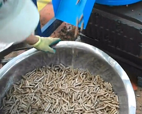 小型玉米秸稈顆粒機生產視頻