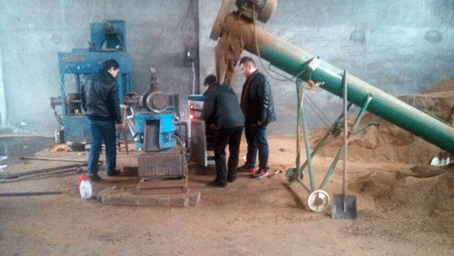 客戶購買的草莓视频官网木屑顆粒機(jī)420型正在(zài)加工