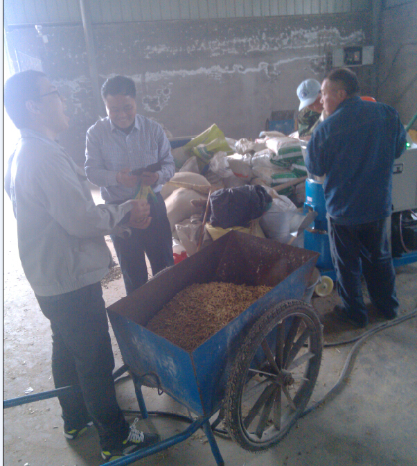 草莓视频官网銷售（shòu）人（rén）員與客戶洽談中