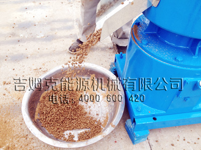 使用玉米秸稈飼料(liào)顆粒機製(zhì)粒過程